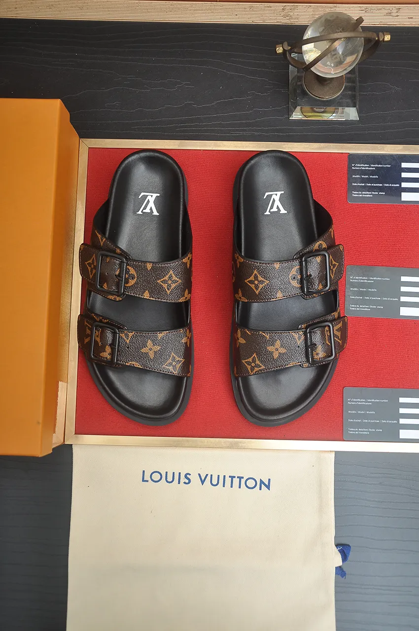 Men's shoes 💰400💶 [Louis Vuitton LV slippers] (high-end cowhide) counter 1:1 fashion style, a must-have for summer! The designer used LV’s iconic outsole. The original simple slippers instantly become fashionable! The upper is made of flexible special cowhide leather straps alternately, and the workmanship is exquisite! A must-have for stylish men in summer, size 38-45 (45 customized)